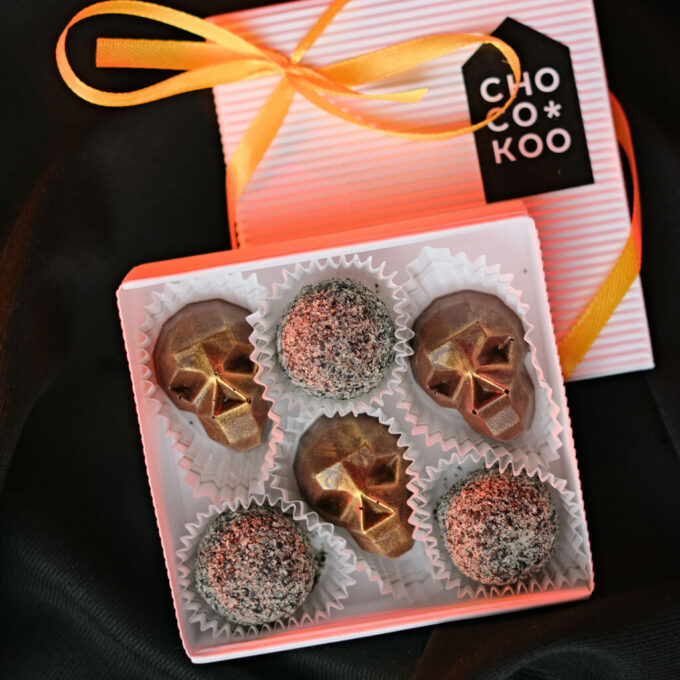 Šokolaadikarp „Halloweeni pealuu“, 6 tk, koljuga dekoreeritud käsitöö šokolaadid.
