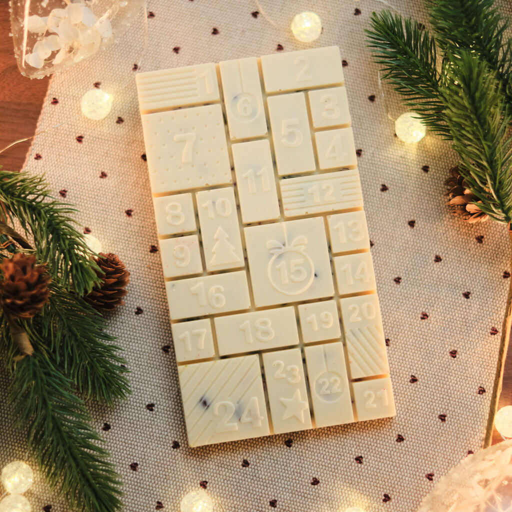 Valge šokolaaditahvel ADVENDIKALENDER marjade ja pähklitega