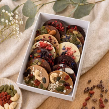 Šokolaadimündid pähklite ja kuivatatud puuviljadega